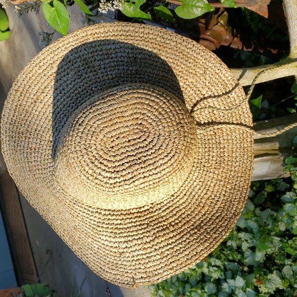 PETER GRIMM wide brim straw bucket Brimmed HAT with tassels. - Picture 4 of 12